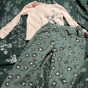 Carter's 4T pj set. Fleece pants. Excellent condition.